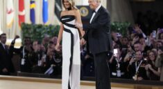 Melania Trump dalam Gaun Minimalis