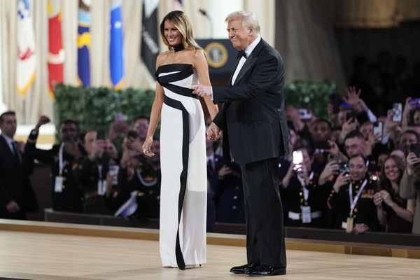 Melania Trump dalam Gaun Minimalis