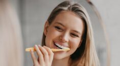 menyikat gigi terlalu kuat