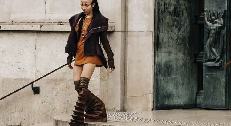 FKA Twigs Tampil Futuristik di Paris Fashion Week 2025