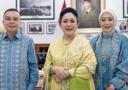 Titiek Soeharto berbusana lime cerah