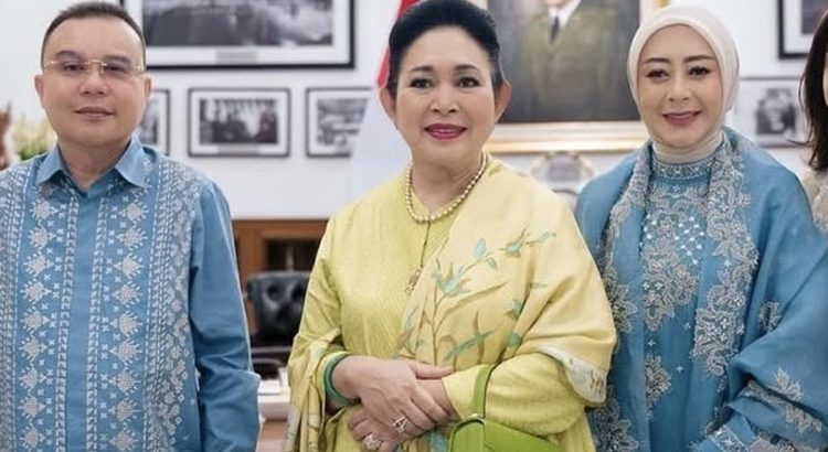 Titiek Soeharto berbusana lime cerah