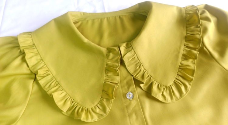 Gaya Kerah Besar & Ruffle yang Feminin