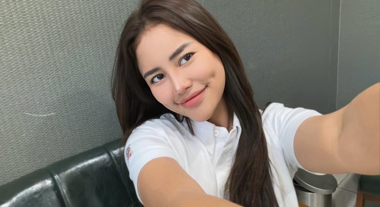 Polo Shirt dengan Sentuhan Feminin