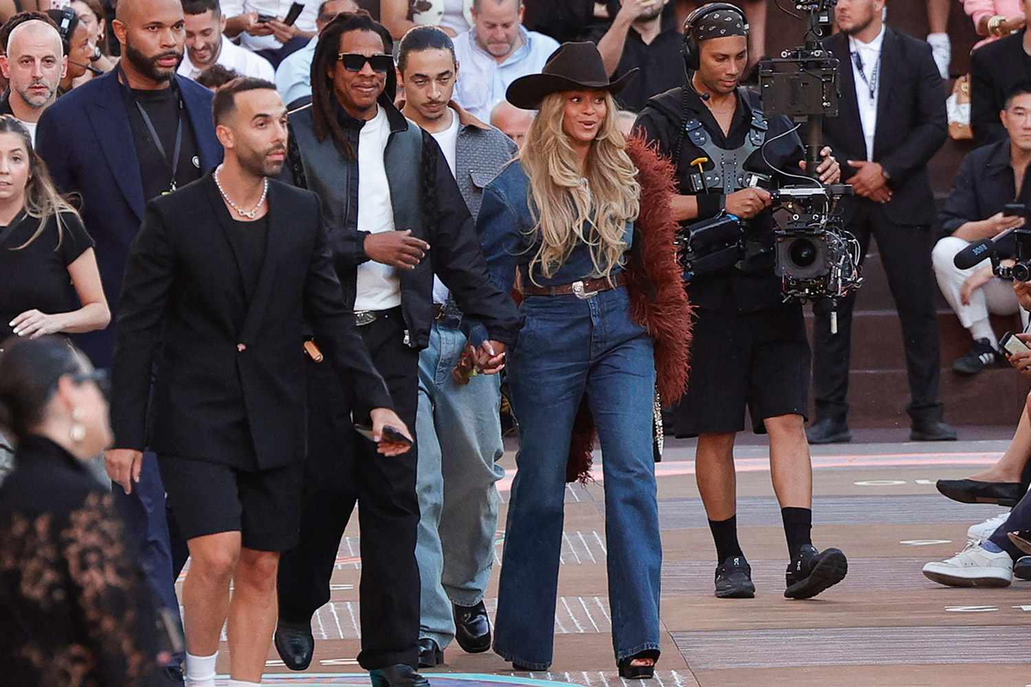 Beyoncé & Jay-Z Kuasai Louis Vuitton di Paris