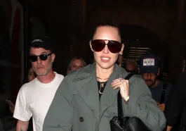 Miley Cyrus Tampil Stylish di St. Pancras