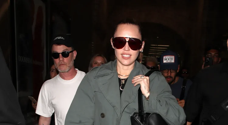 Miley Cyrus Tampil Stylish di St. Pancras
