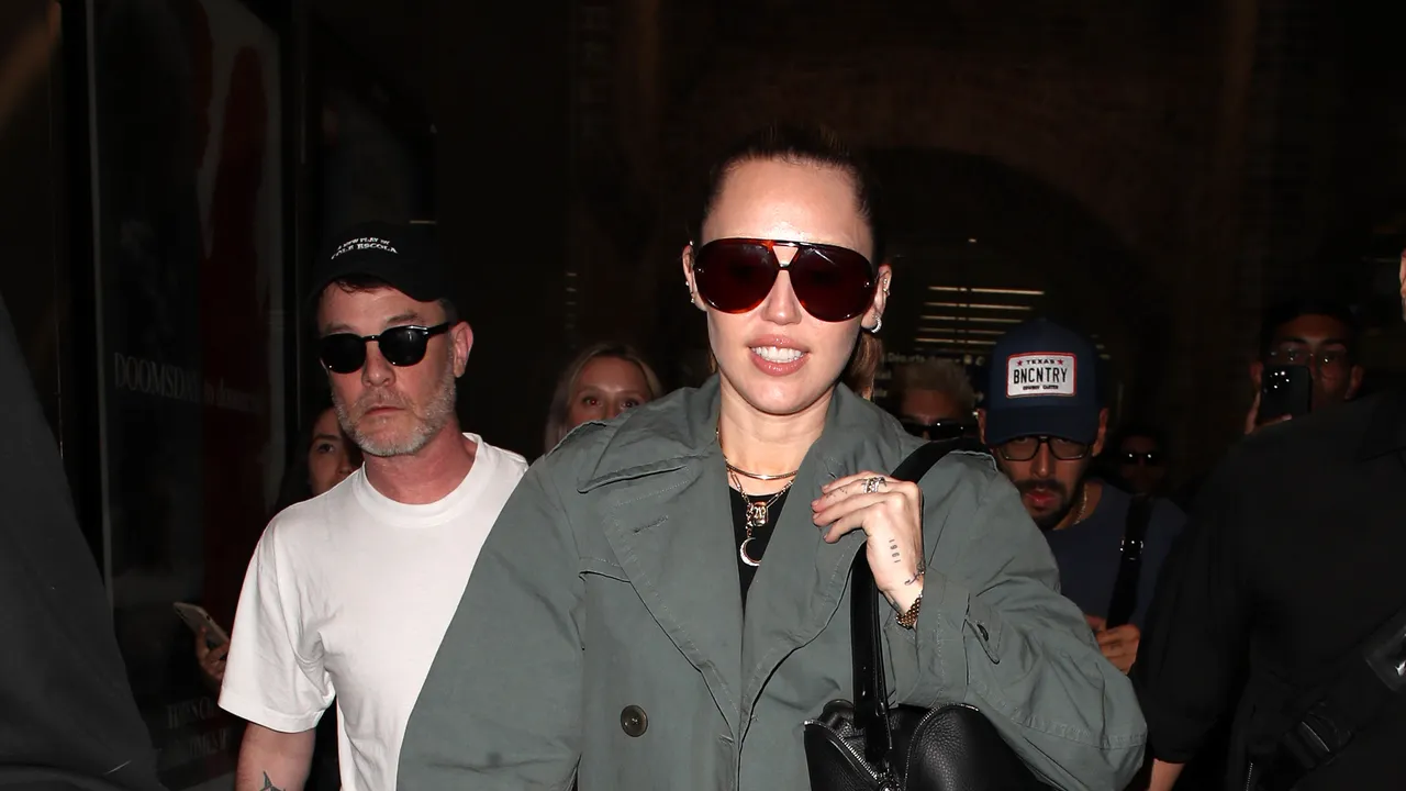 Miley Cyrus Tampil Stylish di St. Pancras
