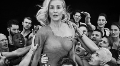 Sharon Stone Tampil Braless