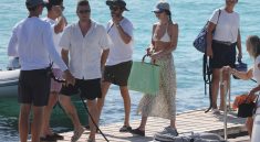 Gaya Pantai Dakota Johnson di Ibiza