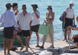 Gaya Pantai Dakota Johnson di Ibiza