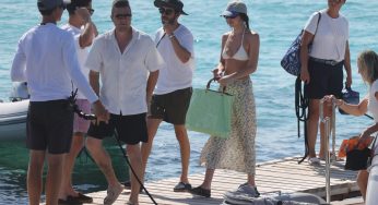 Gaya Pantai Dakota Johnson di Ibiza yang Patut Ditiru Musim Panas Ini