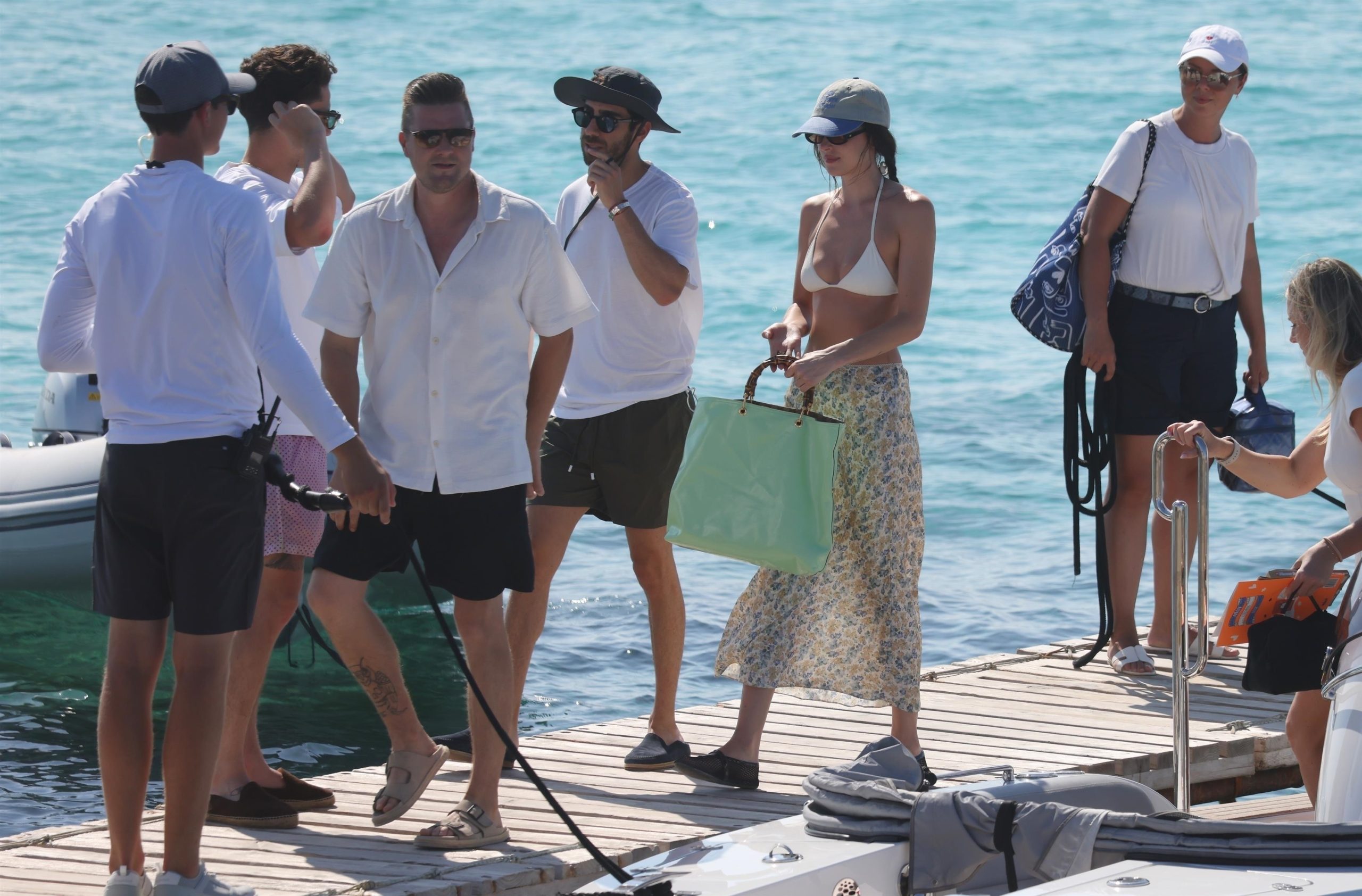 Gaya Pantai Dakota Johnson di Ibiza