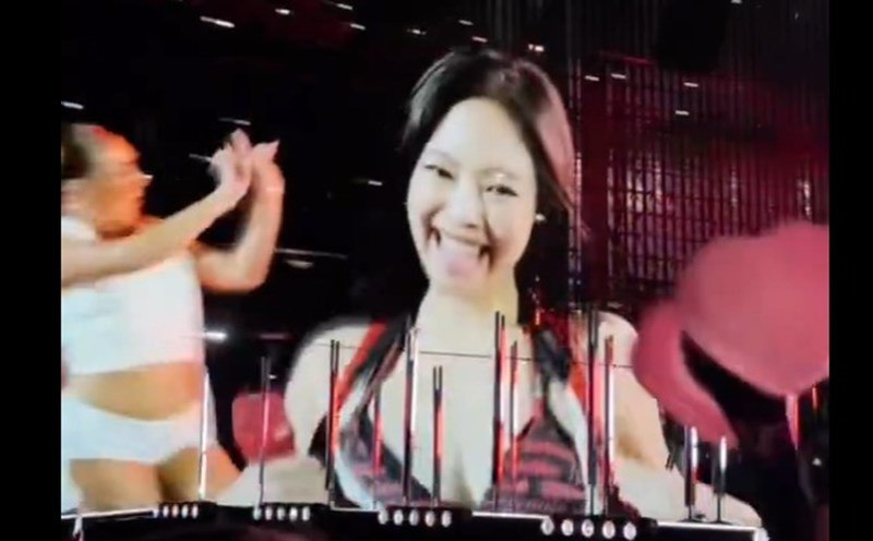 Jennie BLACKPINK Pamer Bra