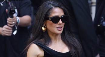 Salma Hayek Memukau di Paris: Anggun dengan Rambut Abu-Abu dan Gaun Hitam Balenciaga