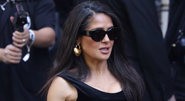 Salma Hayek Memukau di Paris