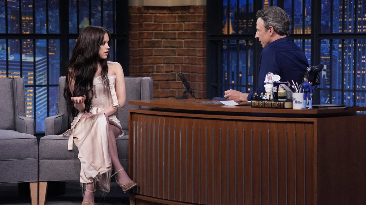 Jenna Ortega Buktikan Punk Bisa Elegan, Lihat Gaun Korset Kontroversialnya di Seth Meyers!