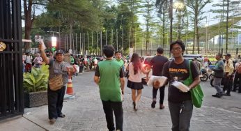 Banjir Rezeki di Tengah Hujan! Penjual Jas Hujan Raup Untung Gila di Konser BLACKPINK!